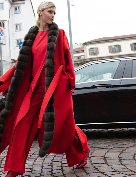 Красное пальто с мехом соболя длинное с поясом и разрезами по бокам, из                                        кашемировой ткани Loro Piana. фасон оверсайз, рукав летучая мышь.