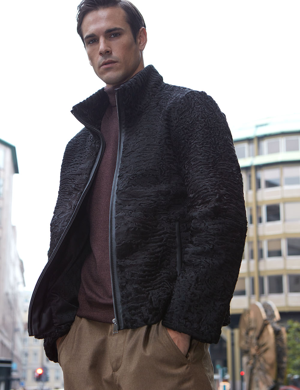 Зимняя каракулевая куртка мужская короткая  на молнии, из меха                                        южноафриканского каракуля свакара, натурального темно-коричневого цвета.