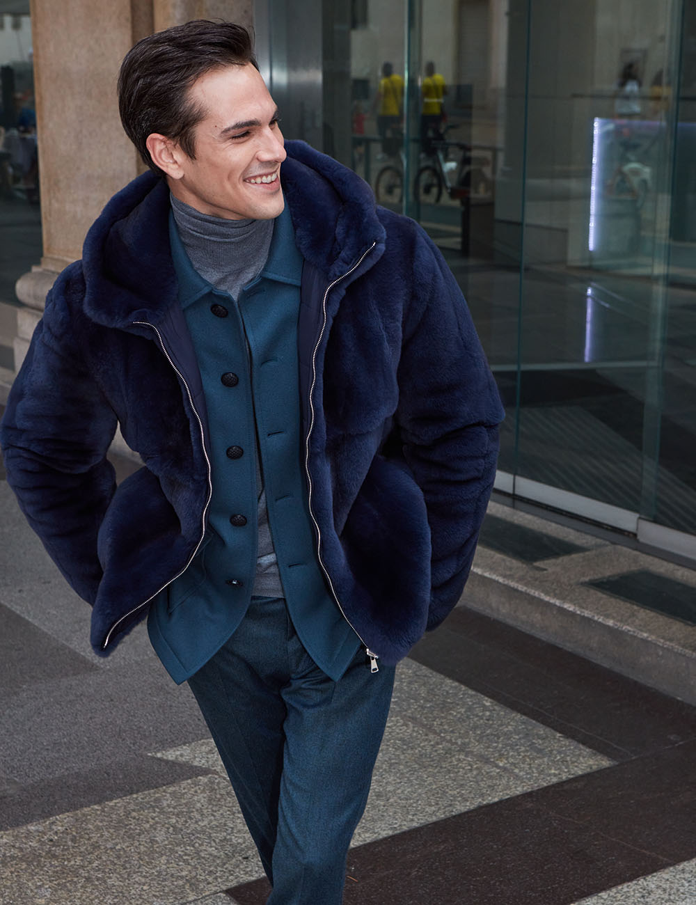 Зимняя меховая куртка мужская с капюшоном из меха бобра, двусторонняя                                       стёганным пуховиком, тёмно-синего цвета, короткий фасон  на молнии.