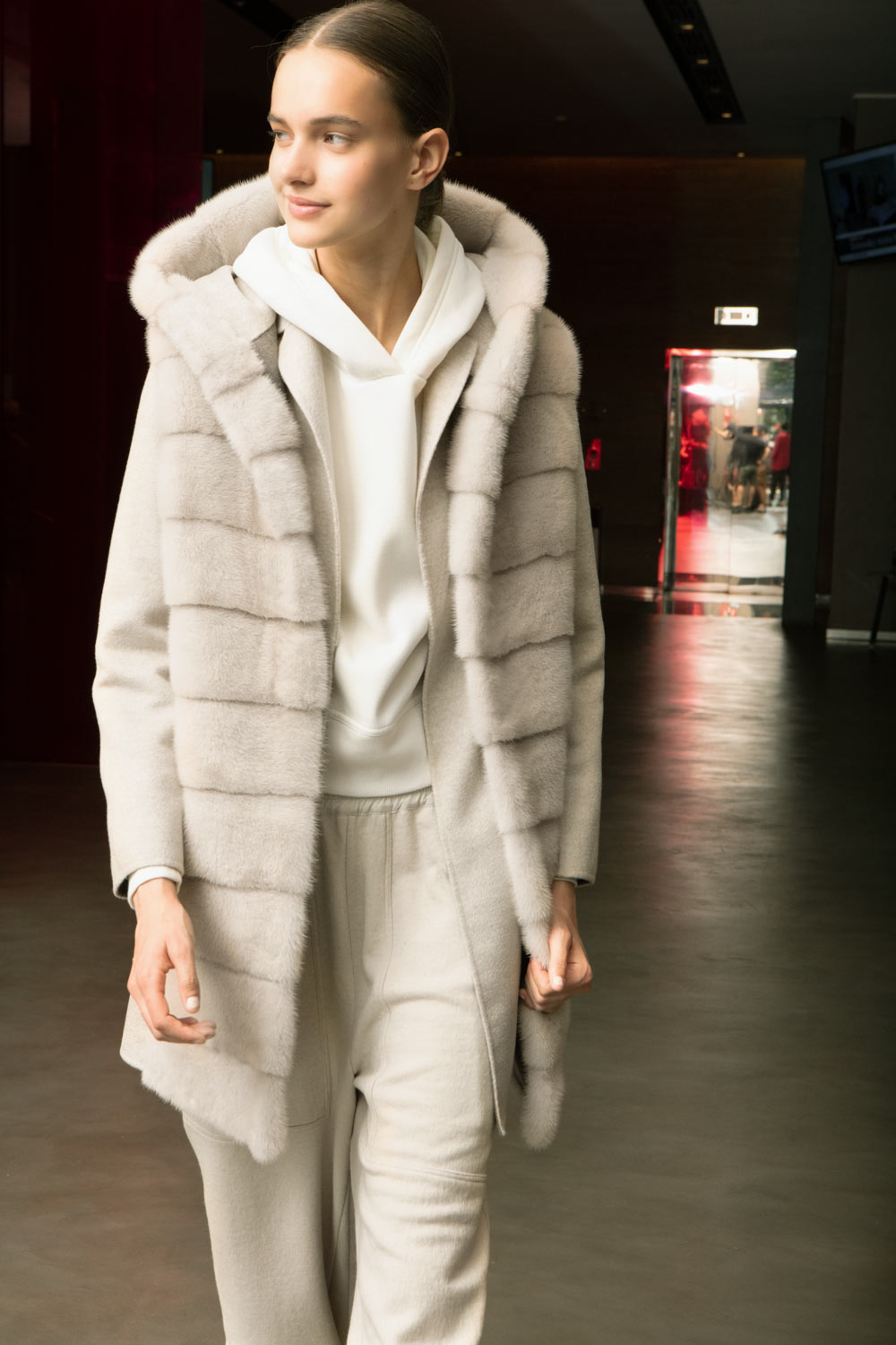 Кашемировое пальто миди комбинированное с норкой с жилетом и капюшоном.Внешняя сторона-слоновой кости,внутренняя-серой