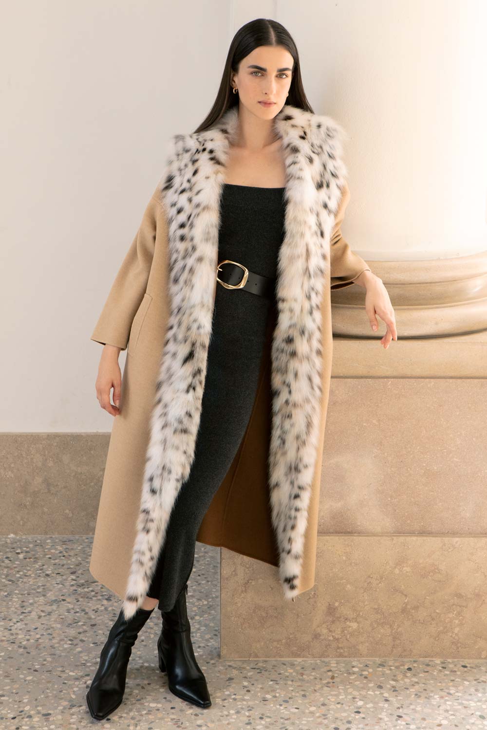 Женское бежевое пальто с меховой подкладкой BURBERRY купить в интернет-магазине ЦУМ, арт. 4560611